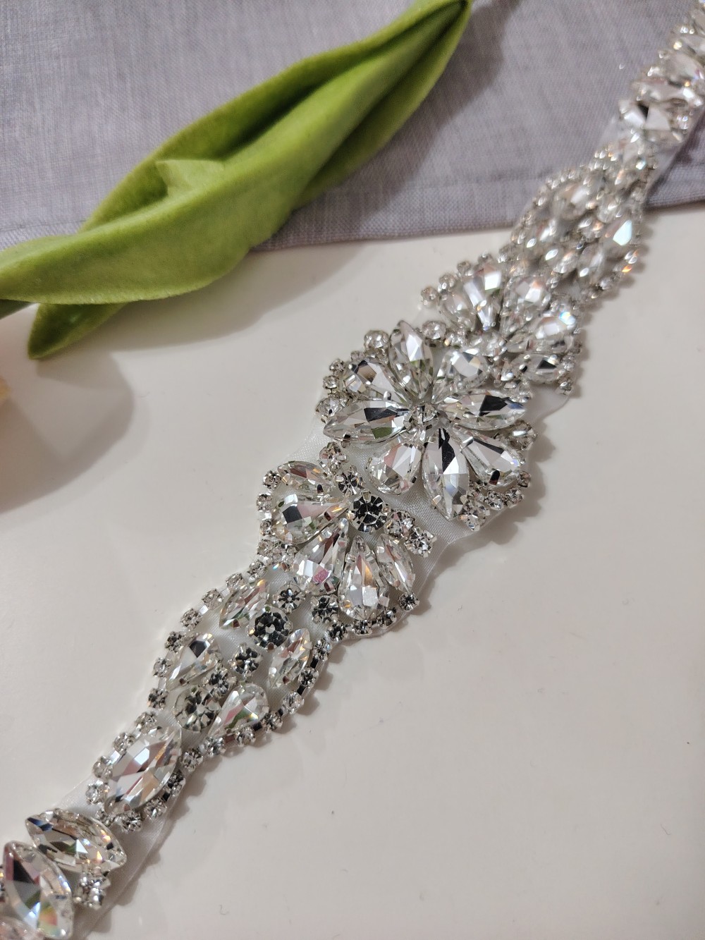 Penyige menyasszonyi szaténöv